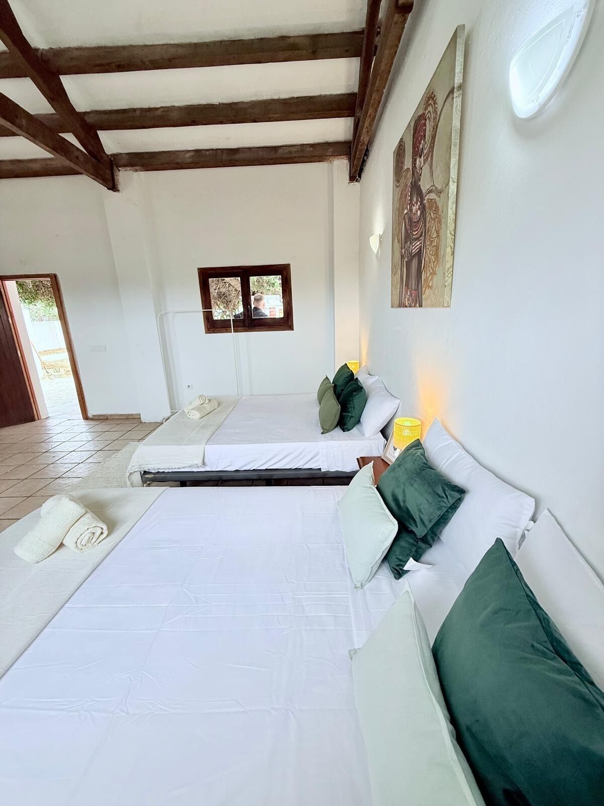 Tabla de planchar con plancha, internet y ropa de cama 