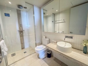 Bathroom - Luxury 6P Flat in CBD Center, sauna & pool access. Large bedrooms. (Melbourne)
