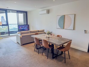 Dining - Luxury 6P Flat in CBD Center, sauna & pool access. Large bedrooms. (Melbourne)