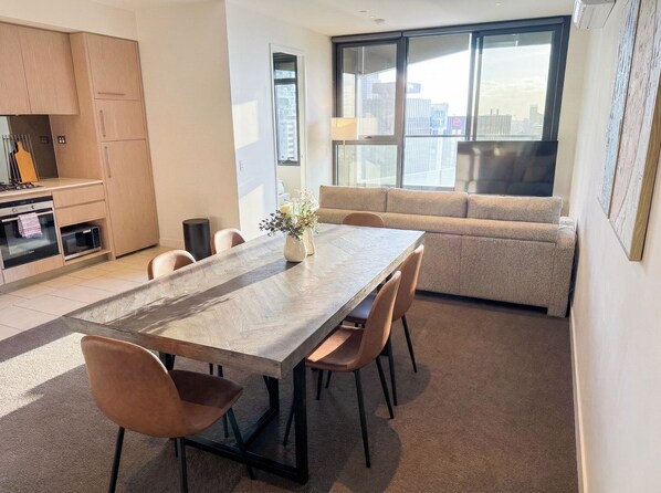 Dining - Luxury 6P Flat in CBD Center, sauna & pool access. Large bedrooms. (Melbourne)