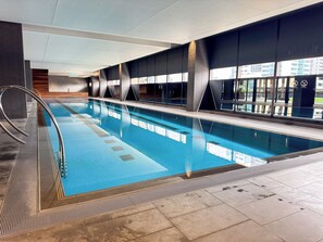 Pool - Luxury 6P Flat in CBD Center, sauna & pool access. Large bedrooms. (Melbourne)