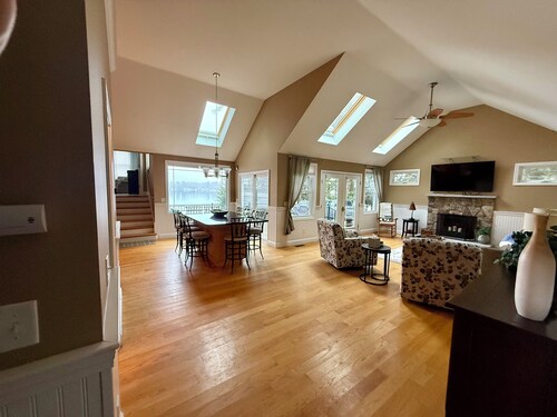 Spacious 4-bedroom house in charming Gilford on Lake Winnipesaukee.