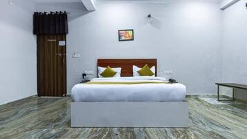 Deluxe Double Room, Balcony, City View | Soundproofing, iron/ironing board, free WiFi