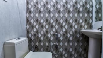 Economy-Doppelzimmer, Balkon, Stadtblick | Badezimmer