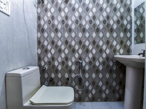 Economy-Doppelzimmer, Balkon, Stadtblick | Badezimmer | Hausschuhe