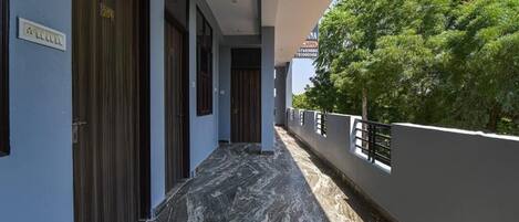 Kahden hengen deluxe-huone, parveke, kaupunkinäköala | Ulkoalueet