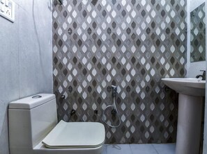 Deluxe tweepersoonskamer, balkon, uitzicht op stad | Badkamer