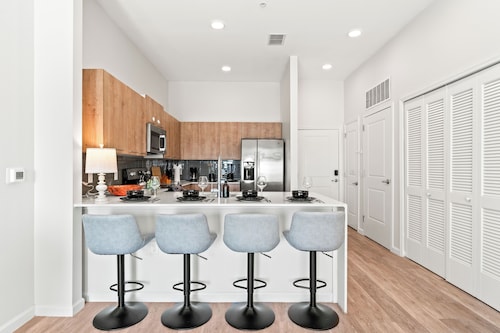 Riviere 3BR Apartment Stylish King Family Pets Friendly Pool & Gym Near Epic UniverseOpens