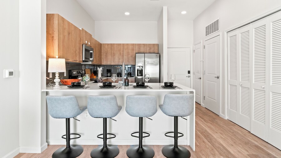 Riviere 3BR Apartment Stylish King Family Pets Friendly Pool & Gym Near Epic UniverseOpens