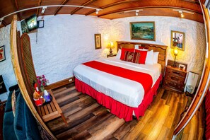 1 bedroom, iron/ironing board, free WiFi, bed sheets - Cliff Cottage Inn - Zelda King Hot Tub Suite (Eureka Springs)