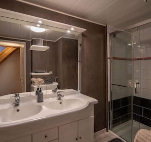 Douche, séchoir à cheveux, serviettes fournies