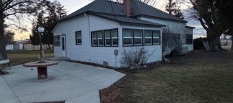 You will love this darling 3 bedroom,family & pet friendly home in Jordan Valley