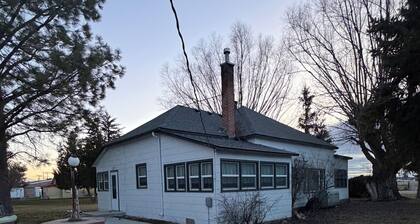 You will love this darling 3 bedroom,family & pet friendly home in Jordan Valley