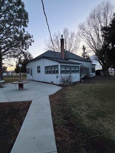 You will love this darling 3 bedroom,family & pet friendly home in Jordan Valley