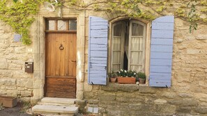 Exterior detail - Air-conditioned country house with terrace and garden in naturist area, Mont Ventoux (Bédoin)