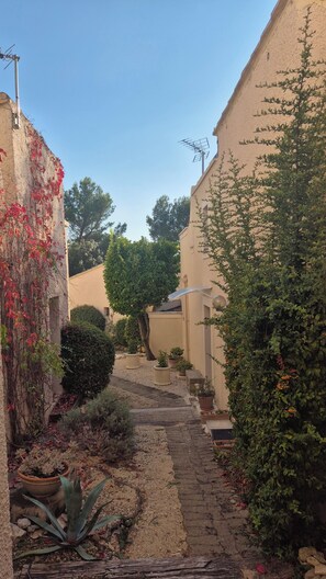 Property grounds - Air-conditioned country house with terrace and garden in naturist area, Mont Ventoux (Bédoin)