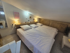 Iron/ironing board, WiFi - Air-conditioned country house with terrace and garden in naturist area, Mont Ventoux (Bédoin)