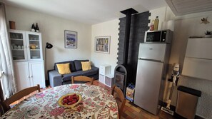 Living area - Air-conditioned country house with terrace and garden in naturist area, Mont Ventoux (Bédoin)