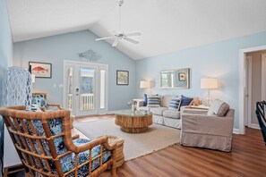 Smart TV - Charming 4BR Cottage | Walk to Beach | Outdoor Space | Atlantic Beach (Atlantic Beach)