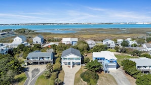 A residential area with houses, a clear view of the ocean, and a sandy beach. - Charming 4BR Cottage | Walk to Beach | Outdoor Space | Atlantic Beach (Atlantic Beach)