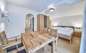 Classic lakás, erkély, kilátással a hegyre