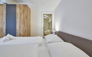 Klassiek appartement, balkon, uitzicht op bergen | Verduisterende gordijnen, geluiddichte muren, gratis wifi