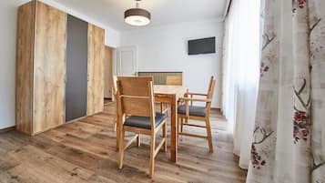 Condo Confort, balcon, vue sur la montagne | Restauration