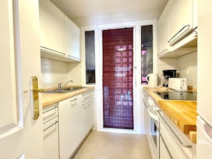Wasserkocher mit Kaffee-/Teezubehör, Kühlschrank, Mikrowelle, Ofen