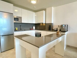Wasserkocher mit Kaffee-/Teezubehör, Kühlschrank, Mikrowelle, Ofen