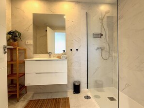 Shower, hair dryer, towels - Luxury at Vitta Nature with Solrentspain (Mijas Costa)