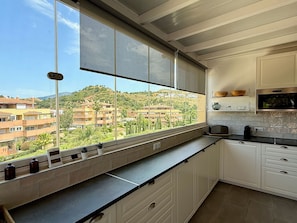 Wasserkocher mit Kaffee-/Teezubehör, Kühlschrank, Mikrowelle, Ofen
