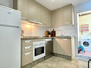 Wasserkocher mit Kaffee-/Teezubehör, Kühlschrank, Mikrowelle, Ofen