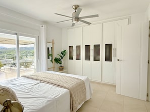 Iron/ironing board, travel cot, free WiFi, bed sheets - Finca Moderna w/Private Pool & Views/Tolox (Tolox)