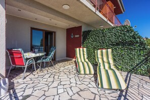 Outdoor dining - Vacation apartment in a quiet location, not far from the sandy beach (Crikvenica)