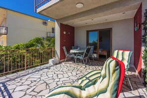 Outdoor dining - Vacation apartment in a quiet location, not far from the sandy beach (Crikvenica)