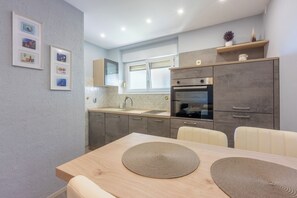 Fridge, oven, stovetop, coffee/tea maker - Vacation apartment in a quiet location, not far from the sandy beach (Crikvenica)