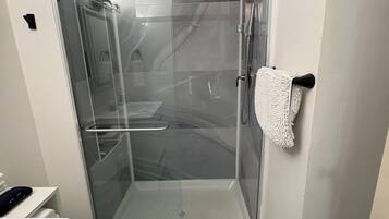 Douche, sèche-cheveux, serviettes fournies, savon