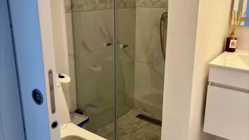 Bruser, håndklæder, Sæbe, Toiletpapir