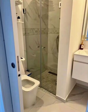Douche, serviettes fournies, savon, papier toilette