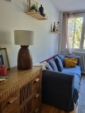 Living area - Lovely apartment in Paris 19, 1 minute walk from the Porte des Lilas metro station. Calm and pleasant. (Paris)