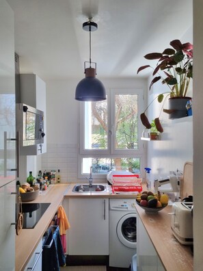 Private kitchen - Lovely apartment in Paris 19, 1 minute walk from the Porte des Lilas metro station. Calm and pleasant. (Paris)