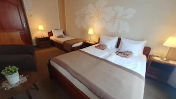 Habitación triple, vistas a la ciudad | Caja fuerte, cortinas opacas, wifi gratis