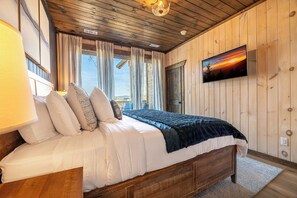 Desk, iron/ironing board, travel cot, free WiFi - Elegant 3BD Near Lake | Arcades + Hot Tub + VIEWS! (Sevierville)