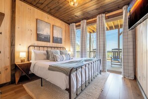 Desk, iron/ironing board, travel cot, free WiFi - Elegant 3BD Near Lake | Arcades + Hot Tub + VIEWS! (Sevierville)