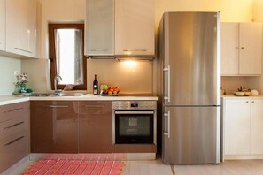 Wasserkocher mit Kaffee-/Teezubehör, Kühlschrank, Ofen, Herdplatte