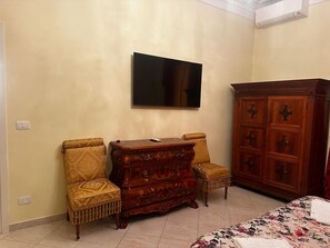 Room - Impero Vaticano Ottaviano Apartment  (Rome)