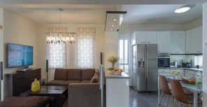 A modern apartment with a living room, dining area, and kitchen. - 10-Guest Countryside Villa with Barbecue (Heraklion)