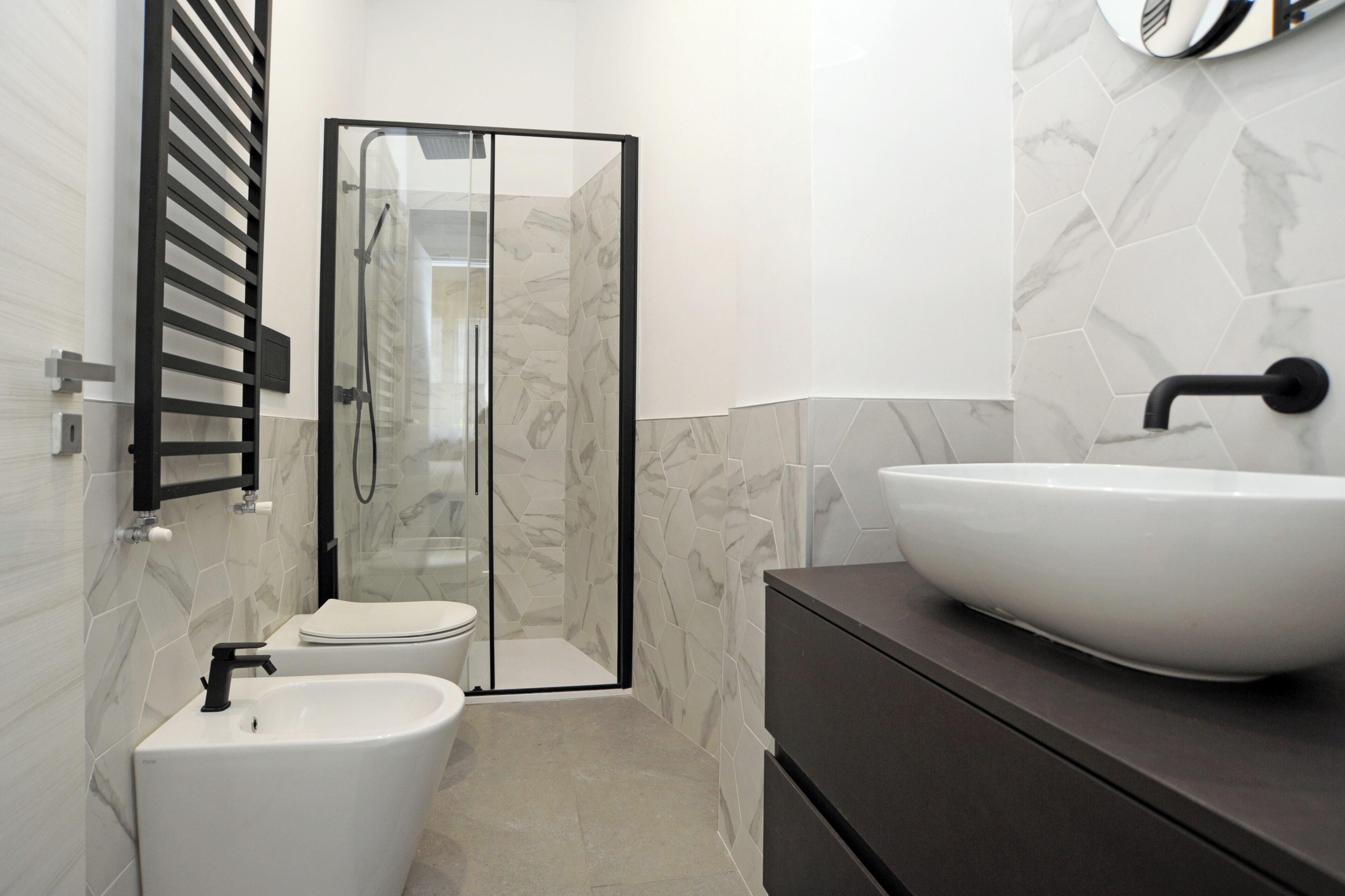 Shower, hair dryer, bidet, towels