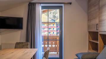 Familie appartement, balkon, uitzicht op bergen | Interieur