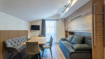 Familie appartement, balkon, uitzicht op bergen | Dineren